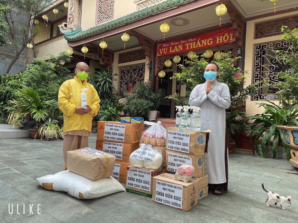 Thượng Thích Từ Trí thay mặt chùa Viên Giác cúng dường 40 tự viện trên địa bàn quận Tân Bình - Ảnh: VG Thượng Thích Từ Trí thay mặt chùa Viên Giác cúng dường 40 tự viện trên địa bàn quận Tân Bình - Ảnh: VG