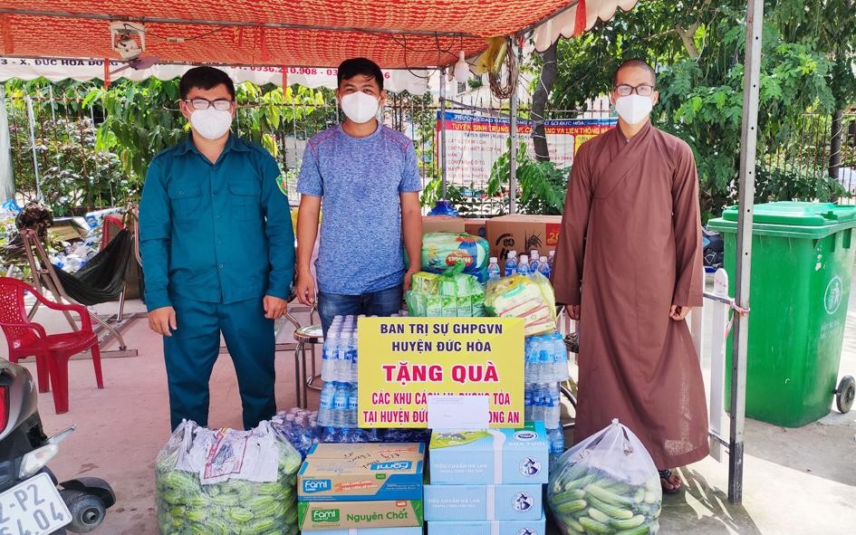 Trao quà đến các khu cách ly phòng Covid-19 Trao quà đến các khu cách ly phòng Covid-19