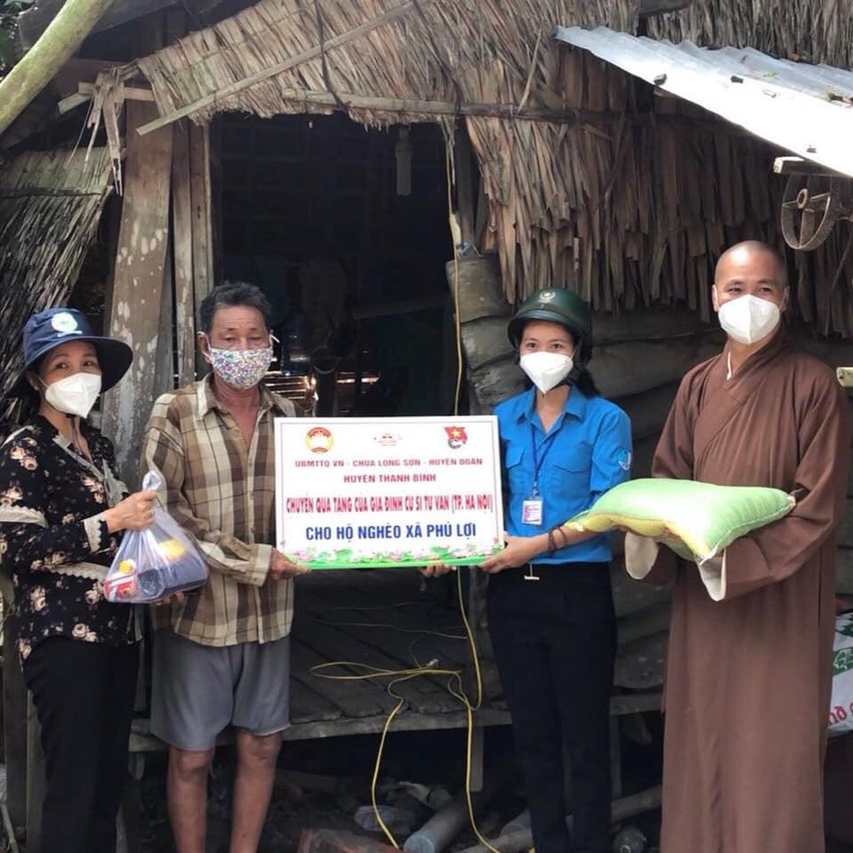 Trao quà đến những gia đình khó khăn, bị mất việc...