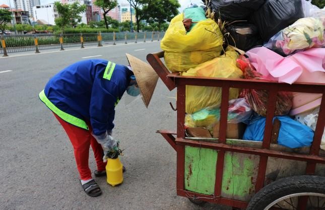Một chuyến xe rác của chị sau khi đi thu gom 30 phút Một chuyến xe rác của chị sau khi đi thu gom 30 phút