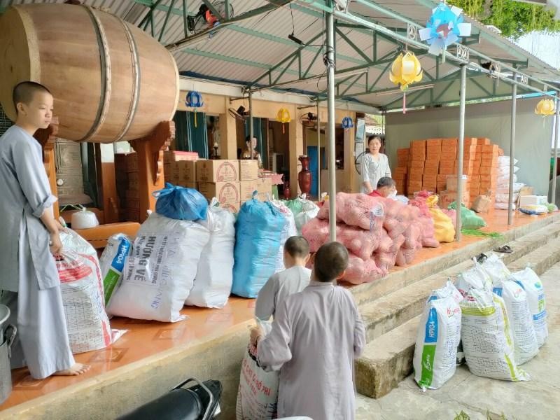 Chùa Phú Quang chuyển quà đến bà con TP.HCM Chùa Phú Quang chuyển quà đến bà con TP.HCM