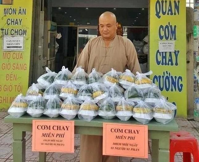 Anh Vũ Quốc Cường - pháp danh Tuệ Hiếu là chủ quán cơm chay xã hội được truy tặng Bằng khen vì tích cực hỗ trợ cộng đồng, công tác phòng, chống dịch Covid-19 trên địa bàn Thành phố