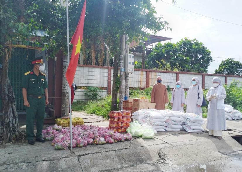 Ban Trị sự GHPGVN huyện đã trao 500 phần quà trên địa bàn 5 xã Ban Trị sự GHPGVN huyện đã trao 500 phần quà trên địa bàn 5 xã