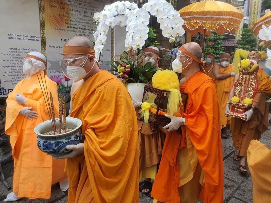 Môn đồ đệ tử cung thỉnh lư hương, y bát, linh mô, di ảnh... đến nơi trà tỳ Môn đồ đệ tử cung thỉnh lư hương, y bát, linh mô, di ảnh... đến nơi trà tỳ