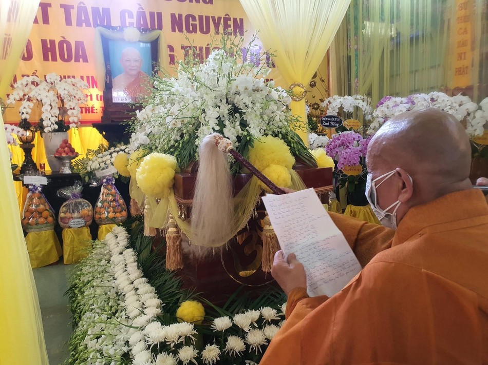 Hòa thượng Thích Hạnh Ngộ làm lễ phất trần Hòa thượng Thích Hạnh Ngộ làm lễ phất trần