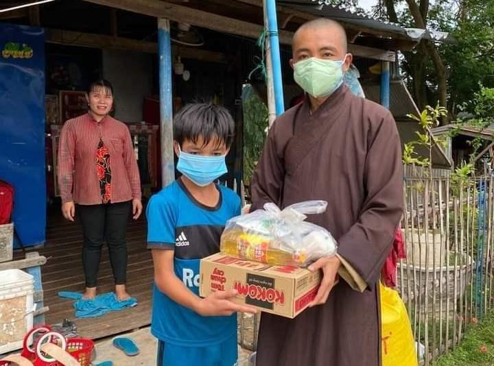 Đại đức Thích Chơn Trí trao quà đến người dân khó khăn Đại đức Thích Chơn Trí trao quà đến người dân khó khăn