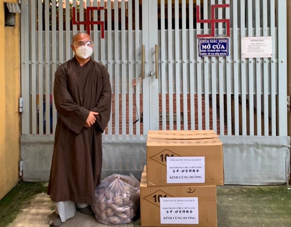 Vật phẩm cúng dường là rau củ quả thiết yếu Vật phẩm cúng dường là rau củ quả thiết yếu