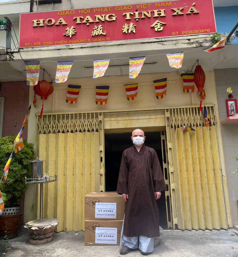 Đại đức Thích Huệ Thảo cúng dường vật phẩm đến tịnh xá Hoa Tạng Đại đức Thích Huệ Thảo cúng dường vật phẩm đến tịnh xá Hoa Tạng