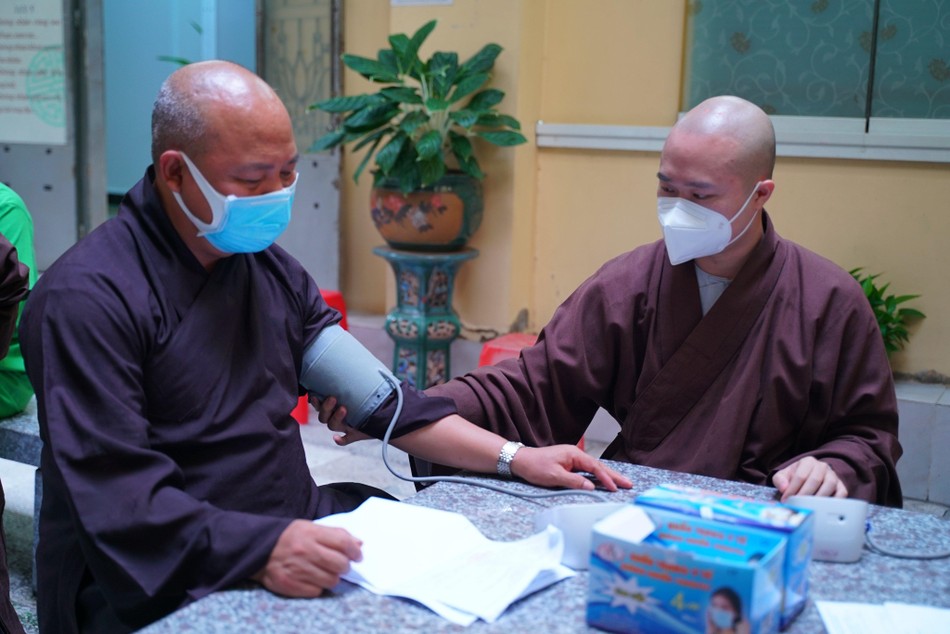 Đo huyết áp trước khi tiêm Đo huyết áp trước khi tiêm