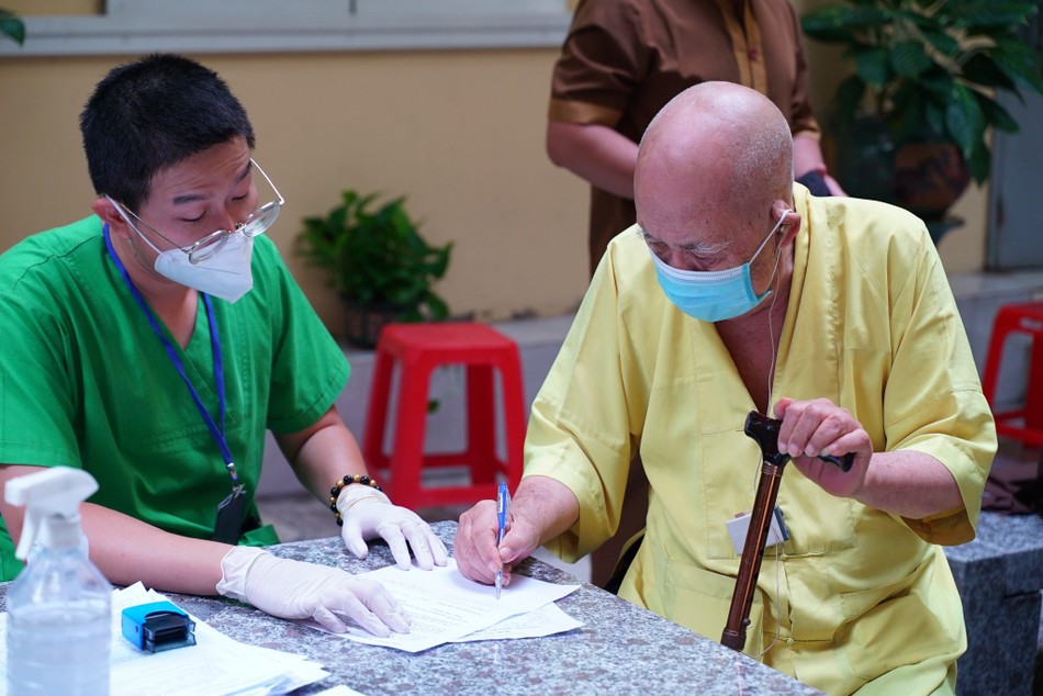 Làm thủ tục theo quy định khi tiêm Làm thủ tục theo quy định khi tiêm