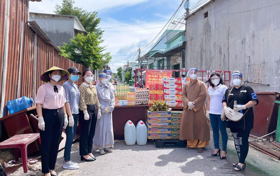 Đoàn trao quà đến người dân trong khu cách ly phòng Covid-19 Đoàn trao quà đến người dân trong khu cách ly phòng Covid-19