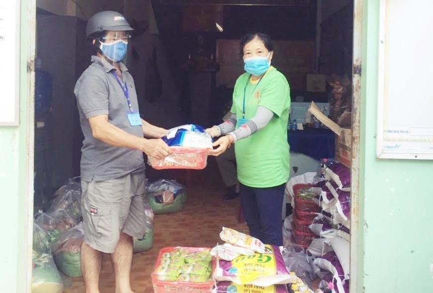 Trao quà tại tổ dân phố để chuyển đến những gia đình khó khăn trong mùa dịch Covid-19 - Ảnh: CTV Trao quà tại tổ dân phố để chuyển đến những gia đình khó khăn trong mùa dịch Covid-19 - Ảnh: CTV