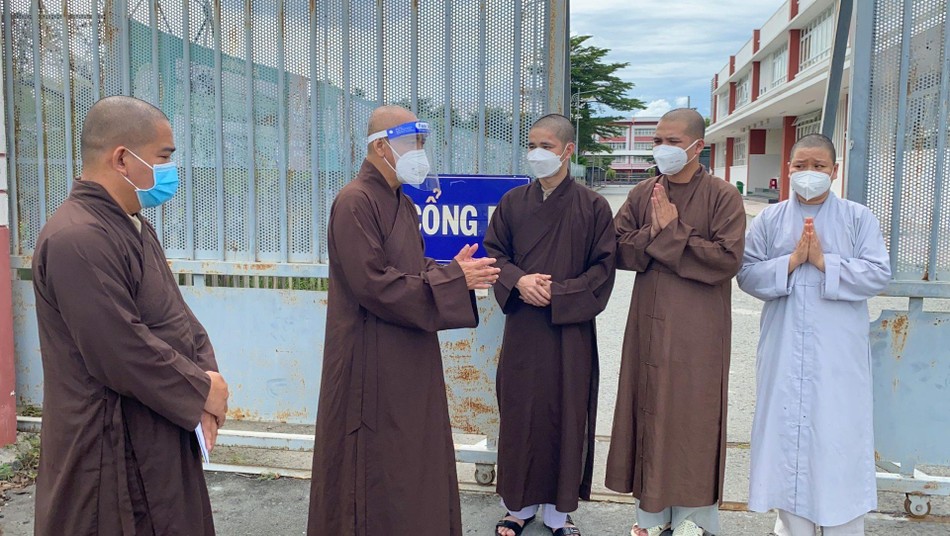 Thăm hỏi, dặn dò đến 3 vị Tăng Ni đến Bình Dương vào tuyến đầu chống dịch - Ảnh: Huệ Nghiêm
