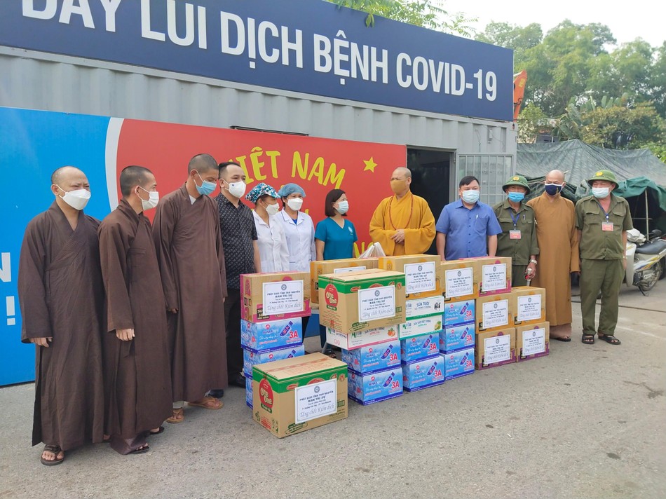 Thượng tọa Thích Nguyên Thành thăm hỏi, tặng quà, chia sẻ với tuyến đầu Thượng tọa Thích Nguyên Thành thăm hỏi, tặng quà, chia sẻ với tuyến đầu