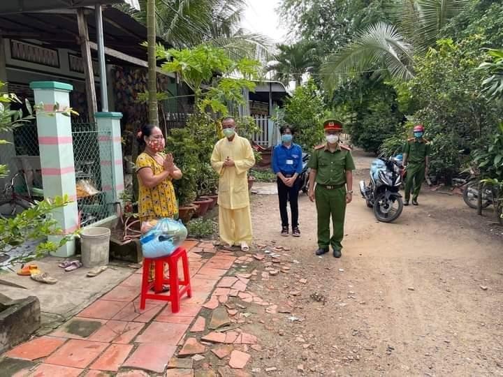 Trao quà đến những gia đình khó khăn trong mùa giãn cách phòng Covid-19 Trao quà đến những gia đình khó khăn trong mùa giãn cách phòng Covid-19