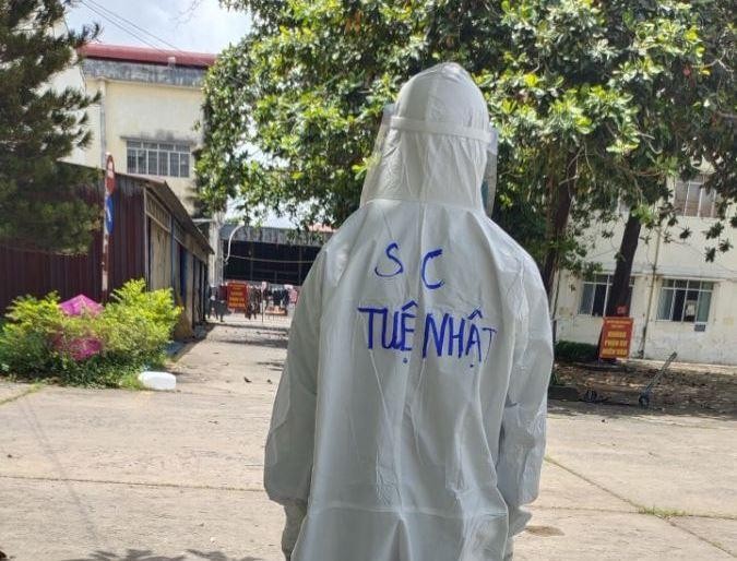 Sư cô Thích nữ Tuệ Nhật trong bộ đồ bảo hộ Sư cô Thích nữ Tuệ Nhật trong bộ đồ bảo hộ