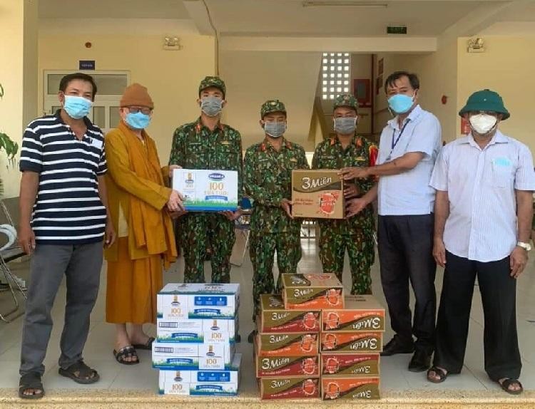 Trao quà đến các đơn vị để hỗ trợ gia đình khó khăn Trao quà đến các đơn vị để hỗ trợ gia đình khó khăn