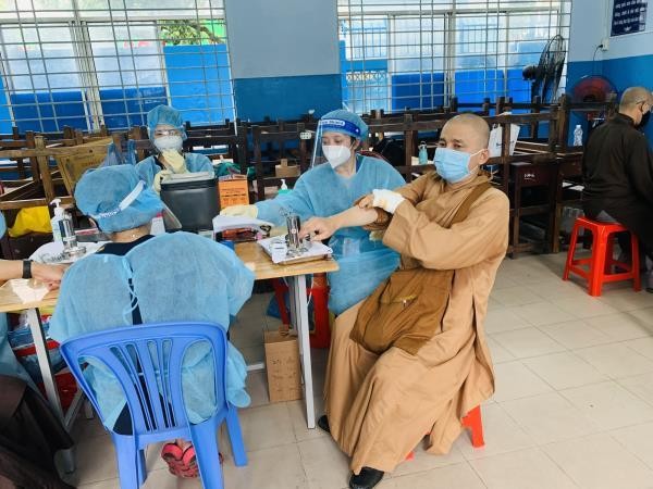 400 Tăng Ni các tự viện quận 3 được chia 3 đợt tiêm mũi 2 400 Tăng Ni các tự viện quận 3 được chia 3 đợt tiêm mũi 2