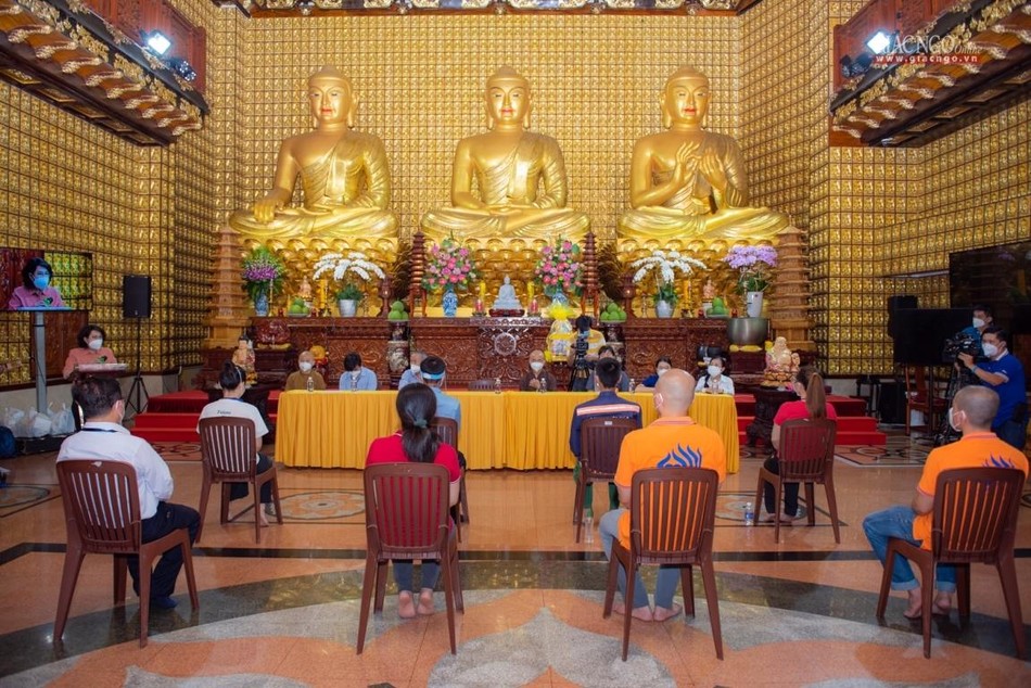 Quang cảnh lễ xuất phát đội tình nguyện viên tại chùa Giác Ngộ Quang cảnh lễ xuất phát đội tình nguyện viên tại chùa Giác Ngộ