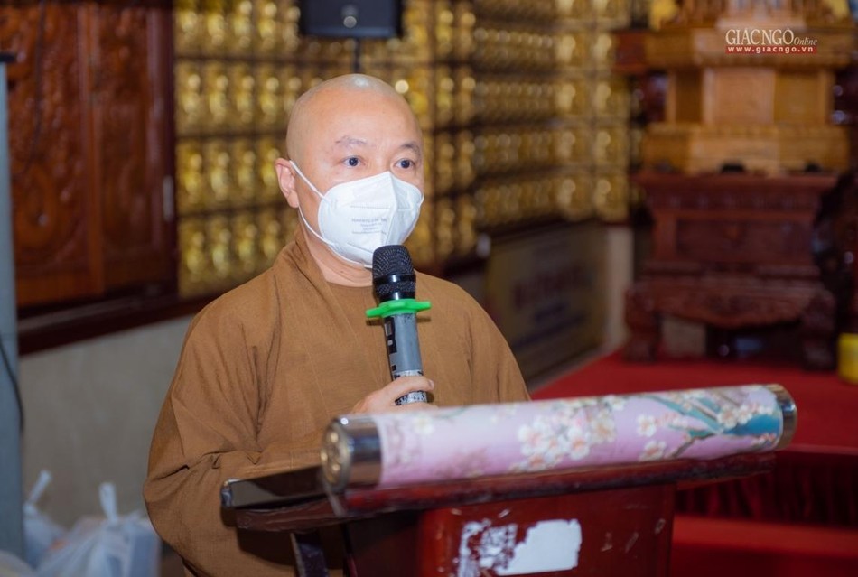 Thượng tọa Thích Nhật Từ chia sẻ với tình nguyện viên Thượng tọa Thích Nhật Từ chia sẻ với tình nguyện viên