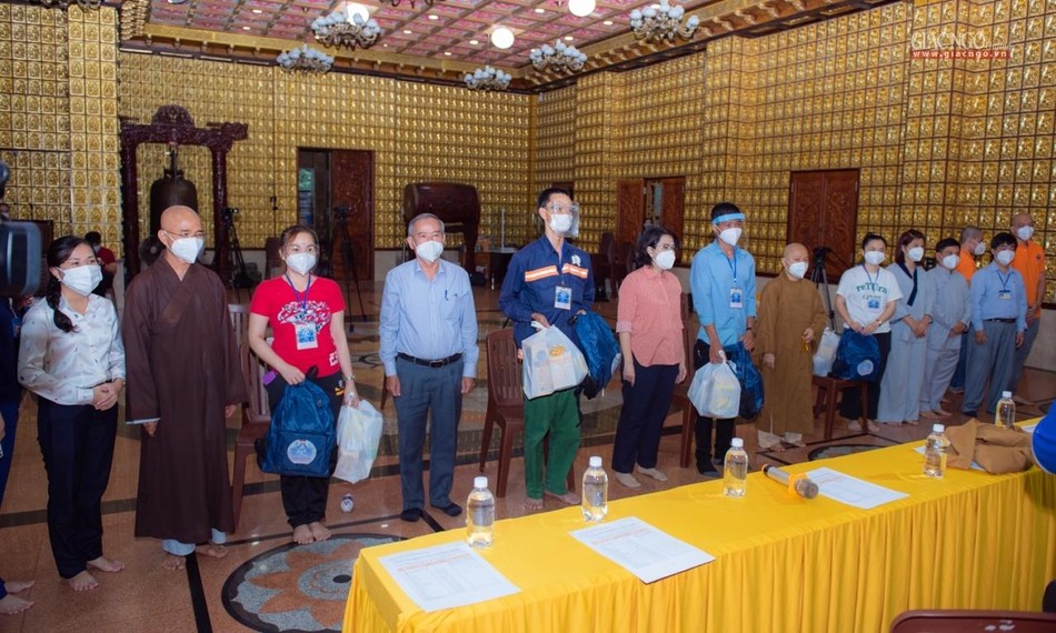 Đại diện lãnh đạo TP, Ban Trị sự Phật giáo TP trao quà, hành trang đến tình nguyện viên Đại diện lãnh đạo TP, Ban Trị sự Phật giáo TP trao quà, hành trang đến tình nguyện viên