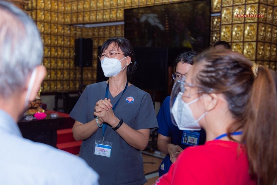 Tiến sĩ Thân Thị Thu Ba làm quen các tình nguyện viên trong buổi đầu gặp mặt Tiến sĩ Thân Thị Thu Ba làm quen các tình nguyện viên trong buổi đầu gặp mặt