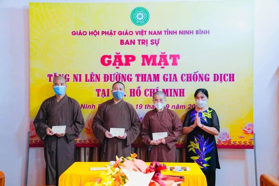 Hai vị Tăng và 1 vị Ni thuộc Phật giáo Ninh Bình tình nguyện tham gia chống dịch tại TP.HCM