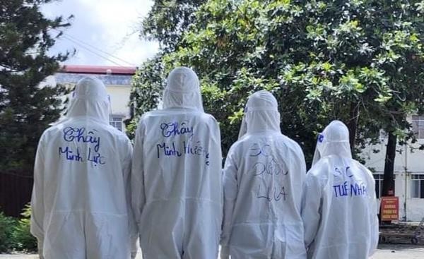 Đại đức Thích Minh Lực, tác giả nhật ký cùng các tình nguyện viên Đại đức Thích Minh Lực, tác giả nhật ký cùng các tình nguyện viên