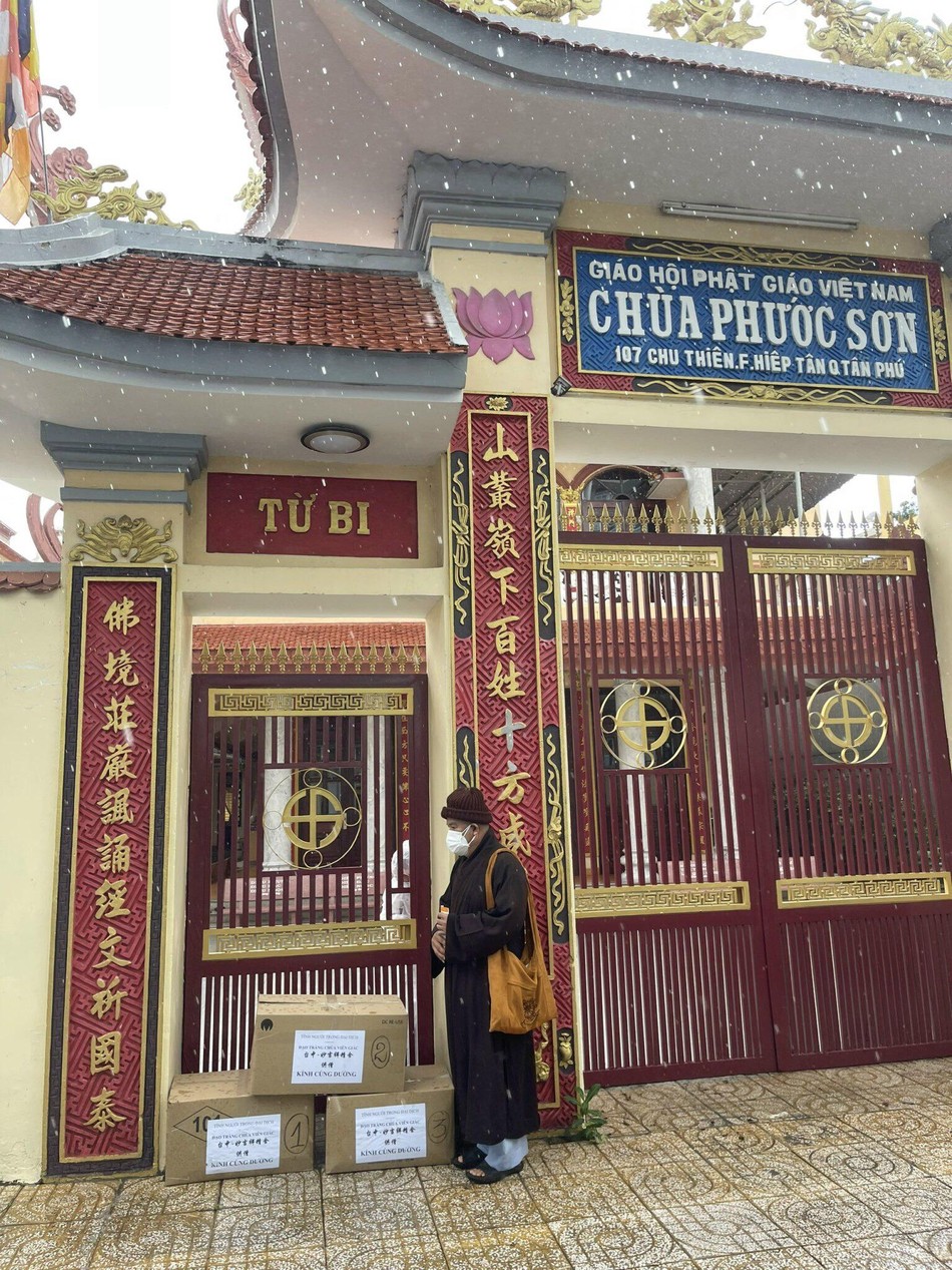 Hòa thượng Thích Thiện Hòa đích thân mang quà đến cúng dường các chùa ở quận Tân Phú