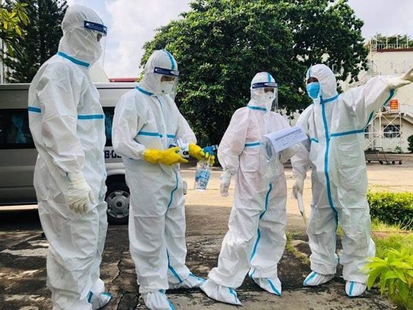 Các tình nguyện viên thảo luận, phân công công việc Các tình nguyện viên thảo luận, phân công công việc