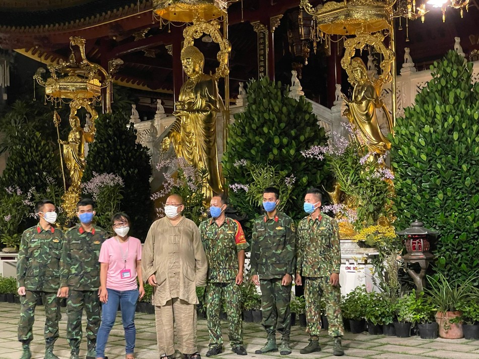 Đạo tràng chùa Viên Giác được sự hỗ trợ của lực lượng bộ đội trong vận chuyển rau củ