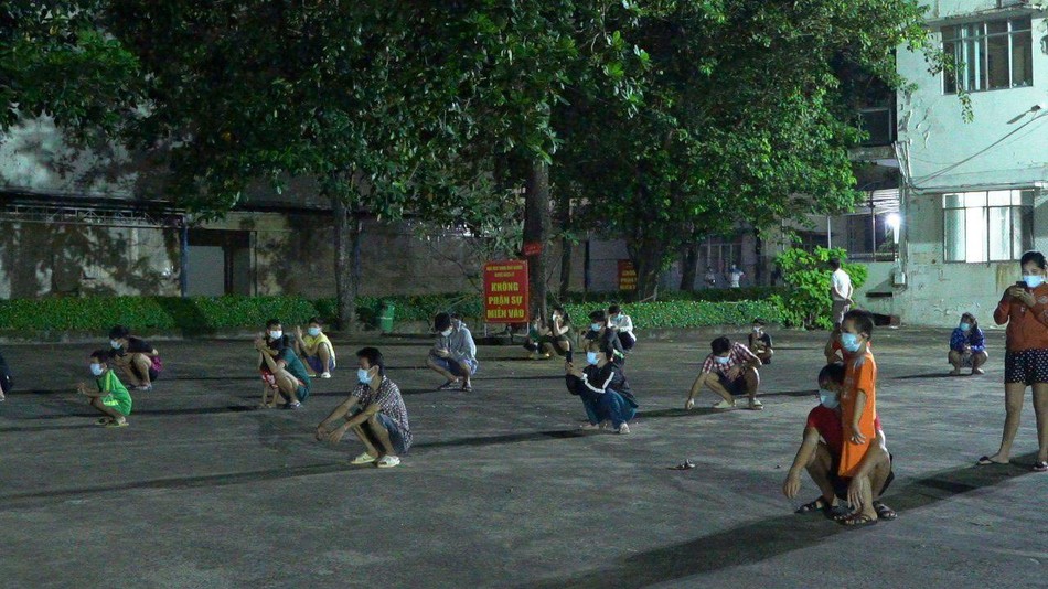 Người lớn và trẻ em ở khu cách ly điều trị Covid-19 được vui Tết Trung thu Người lớn và trẻ em ở khu cách ly điều trị Covid-19 được vui Tết Trung thu