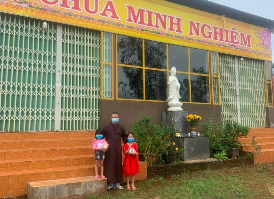 Chùa Minh Nghiêm tặng 150 phần quà trung thu cho các em thiếu nhi địa phương Chùa Minh Nghiêm tặng 150 phần quà trung thu cho các em thiếu nhi địa phương