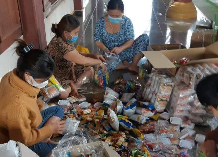 Chuẩn bị quà trung thu cho các em xã Thăng Hưng Chuẩn bị quà trung thu cho các em xã Thăng Hưng