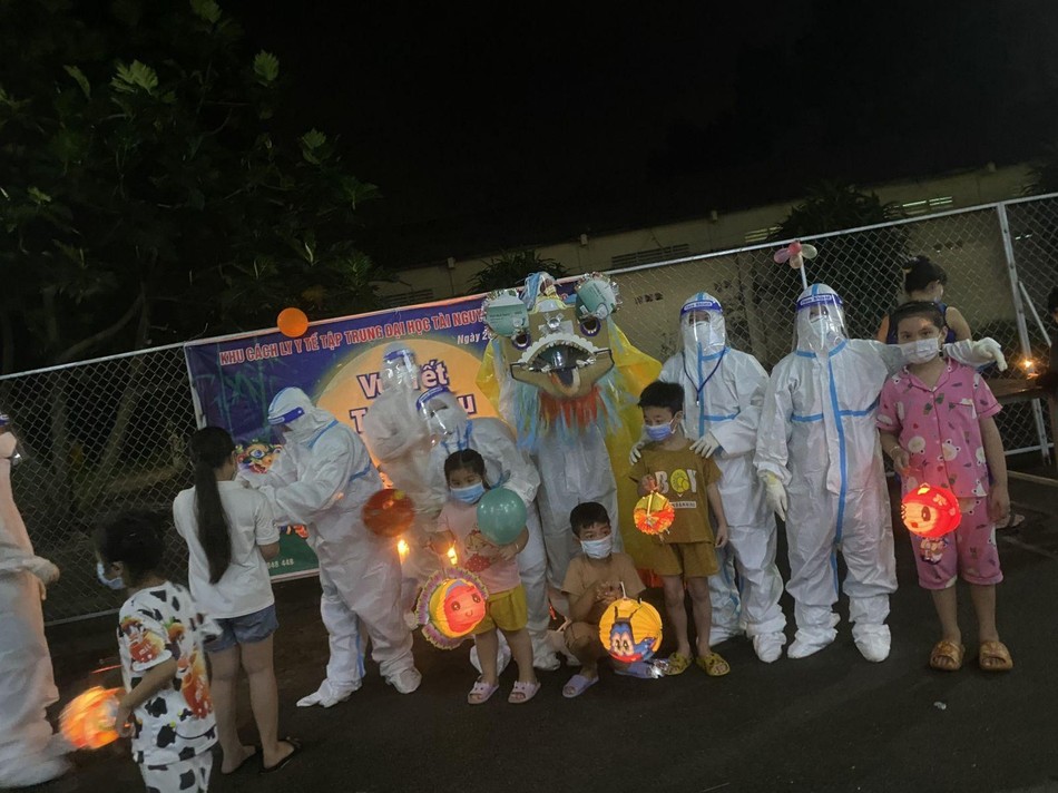 Ánh đèn lồng, chị Hằng, chú Cuội là những anh hùng trong bộ đồ bảo hộ quen thuộc hàng ngày Ánh đèn lồng, chị Hằng, chú Cuội là những anh hùng trong bộ đồ bảo hộ quen thuộc hàng ngày