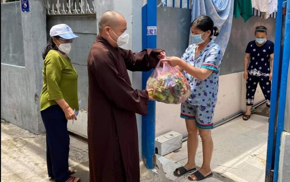 Chùa Phú Đức trao quà đến người dâ khó khăn Chùa Phú Đức trao quà đến người dâ khó khăn