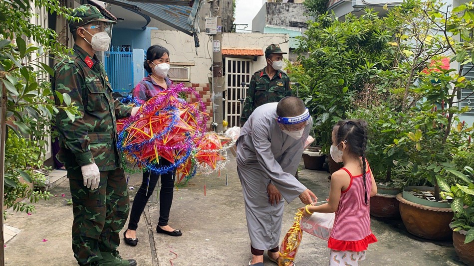 Các cháu được tặng quà trung thu và làm quên với chú bộ độ Các cháu được tặng quà trung thu và làm quên với chú bộ độ