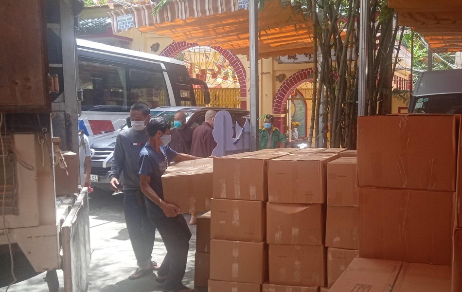 Quà được vận chuyển từ chùa Long Hoa đến các chùa trên địa bàn quận 8 Quà được vận chuyển từ chùa Long Hoa đến các chùa trên địa bàn quận 8