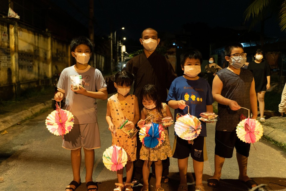 Những em nhỏ trong khu phố phòng chống dịch Những em nhỏ trong khu phố phòng chống dịch