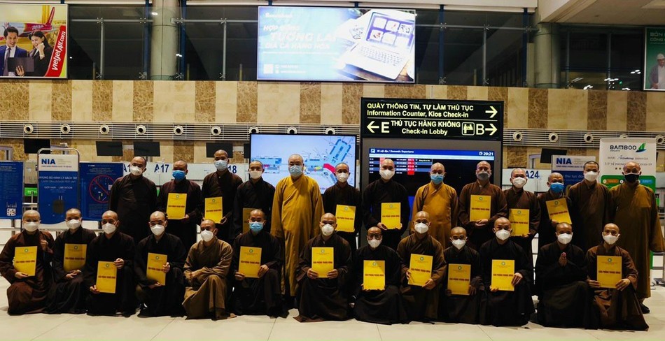 Tình nguyện viên nhận quyết định đến phụ vụ tại bệnh viện điều trị Covid-19 tại tỉnh Long An