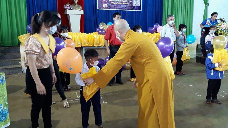 Đại đức Thích Quảng Phước trao quà đến các em Đại đức Thích Quảng Phước trao quà đến các em