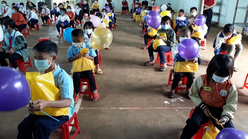 Các em học sinh thuộc 5 trường tiểu học được tặng quà nhân Tết Trung thu Các em học sinh thuộc 5 trường tiểu học được tặng quà nhân Tết Trung thu