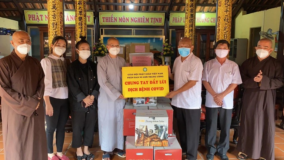 Sư cô Thích nữ Huệ Đức trao quà đến đại diện đến Sở Y tế tỉnh Bình Dương Sư cô Thích nữ Huệ Đức trao quà đến đại diện đến Sở Y tế tỉnh Bình Dương