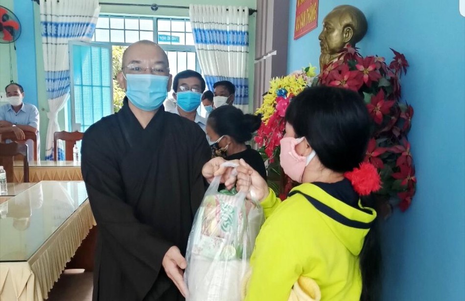 Chùa Kỳ Viên Trung Nghĩa trao quà tại UBND xã Vạn Thắng (huyện Vạn Ninh) Chùa Kỳ Viên Trung Nghĩa trao quà tại UBND xã Vạn Thắng (huyện Vạn Ninh)