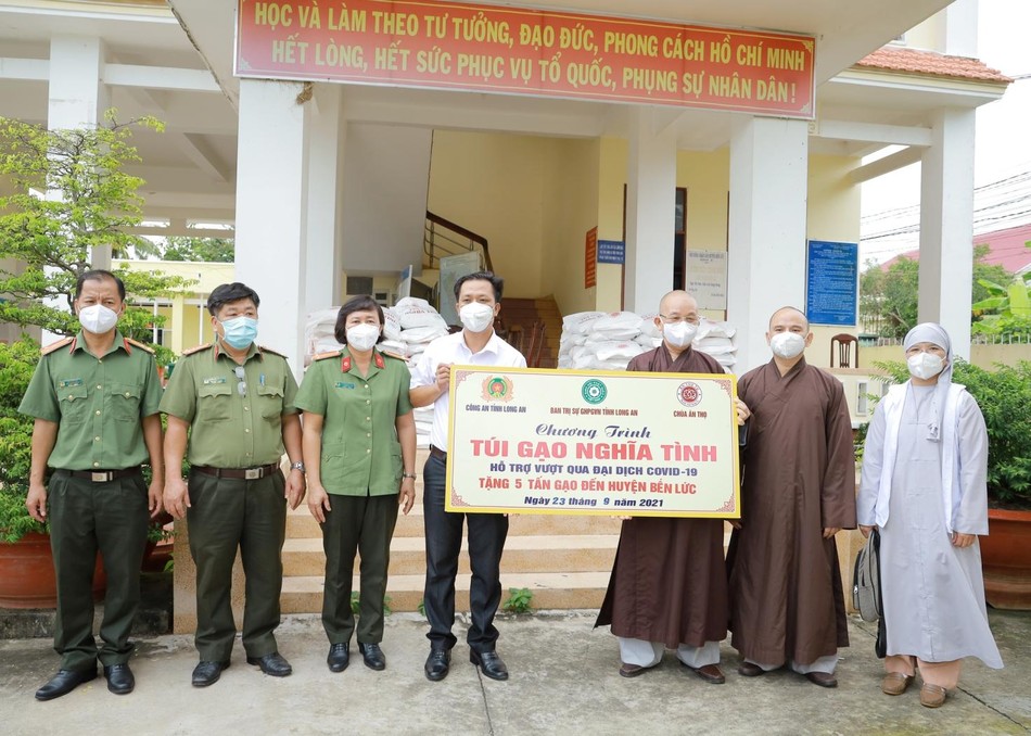 Đoàn trao 5 tấn gạo tại huyện Bến Lức Đoàn trao 5 tấn gạo tại huyện Bến Lức