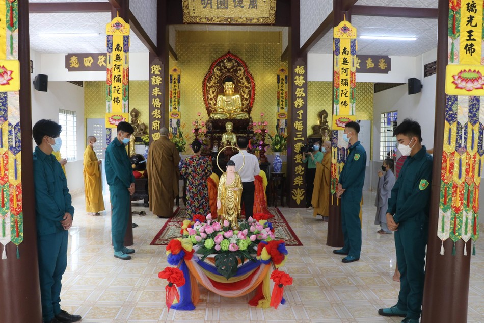 Chư tôn đức Ban Trị sự huyện cùng lãnh đạo Huyện ủy huyện Giồng Trôm cầu nguyện Chư tôn đức Ban Trị sự huyện cùng lãnh đạo Huyện ủy huyện Giồng Trôm cầu nguyện