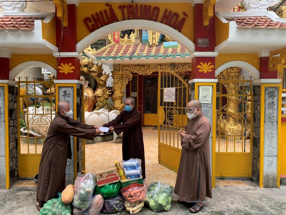 Thượng tọa Thích Thường Hạnh cúng dường tịnh tài, vật phẩm đến chùa Trung Hòa Thượng tọa Thích Thường Hạnh cúng dường tịnh tài, vật phẩm đến chùa Trung Hòa