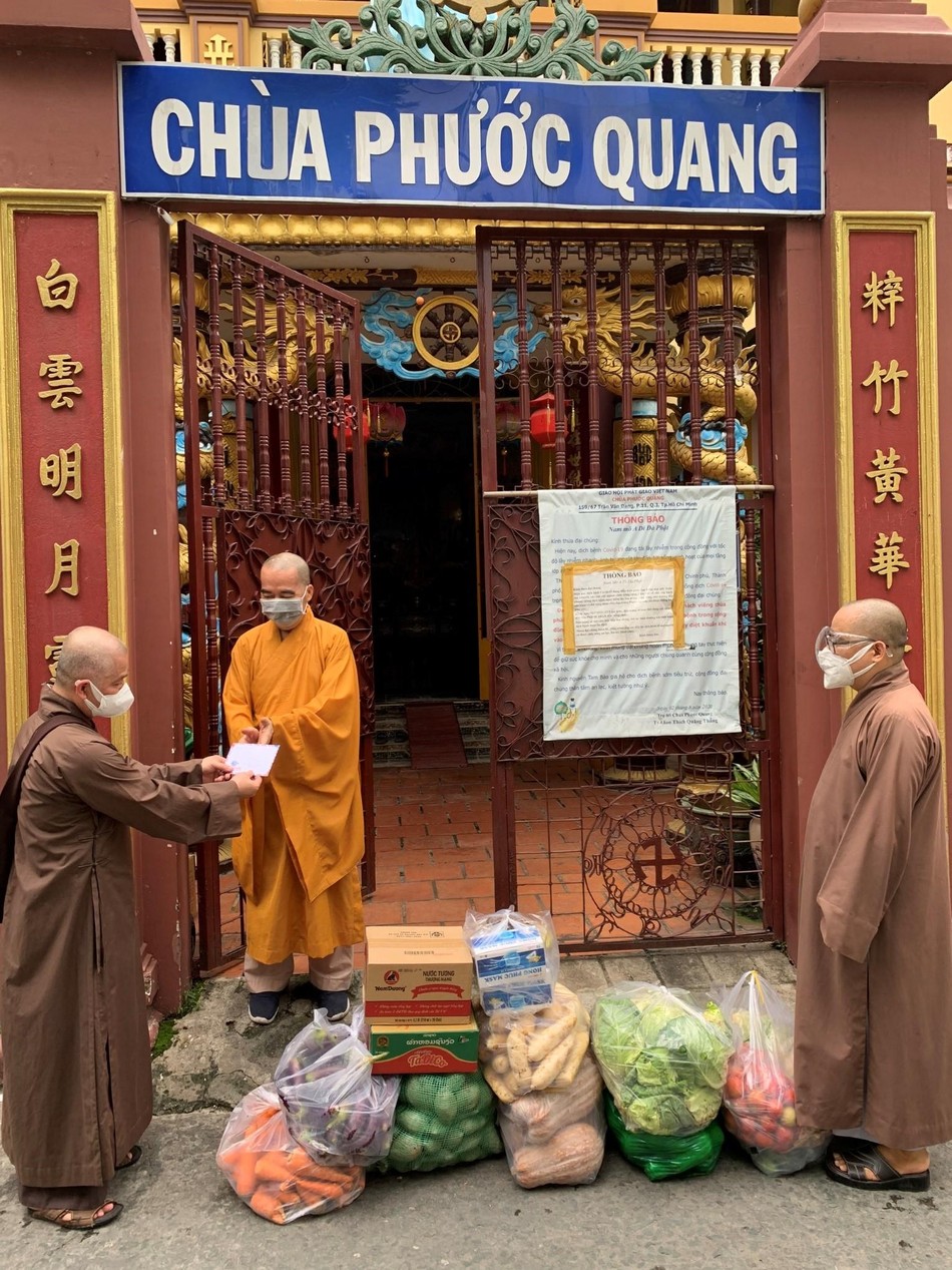 Cúng dường đến chùa Phước Quang Cúng dường đến chùa Phước Quang