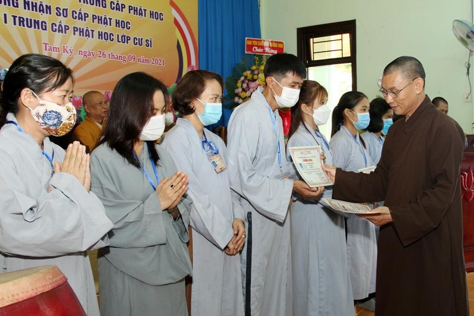52 học viên cư sĩ hoàn thành chương trình Sơ cấp Phật học được nhà trường cấp giấy chứng nhận 52 học viên cư sĩ hoàn thành chương trình Sơ cấp Phật học được nhà trường cấp giấy chứng nhận