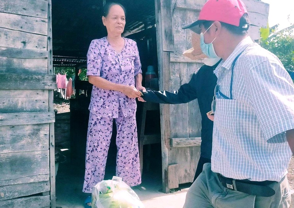 Tặng quà người có hoàn cảnh khó khăn ở xã Diên Xuân, huyện Diên Khánh Tặng quà người có hoàn cảnh khó khăn ở xã Diên Xuân, huyện Diên Khánh